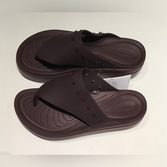 NWT Crocs Brooklyn Studded Flip in Dark Cherry - Picture 2 of 7